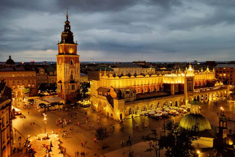 Centro histórico de Cracovia al anochecer