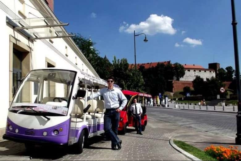 Conductor de coche eléctrico en Cracovia