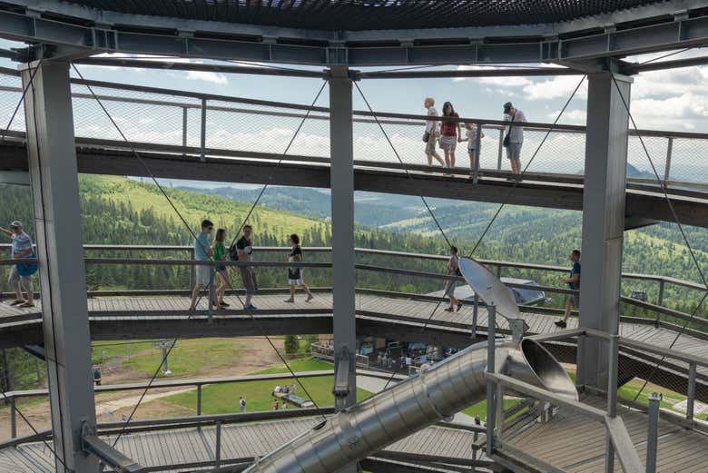 Disfrutando de las pasarelas del Treetop Walk Bachledka
